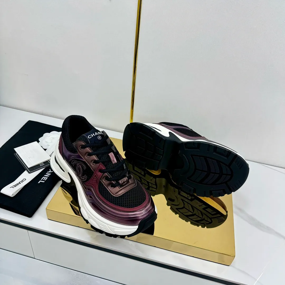 👟👟Ex-factory price 680👟👟 Upgraded version, upgraded version, upgraded version! No rebuttal accepted! ! ! ! Chanel Chanel panda shoes! 2025 counter's top casual sports shoes. This classic design; the upper is electro-embroidered with a variety of techniques; the outsole is fashionable and sporty; the unusual inclusion of a variety of color matching elements... The diversified mix and match is very good-looking and versatile, and can be used for leisure, fashion, sports, and outdoor... ꫛꫀꪝ Go➫ Materials: ❶Upper made of: original imported first-layer silk cowhide + original waterproof cloth + original first-layer cowhide ❷Inner lining: Original Yangli+Net ❸Outsole based on: Original TPU combination outsole Counter boutique packaging complete set for women 35–41 👉 👉 👉 👉